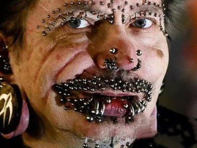 奇葩！这男子竟在身上钻了453个洞（图）