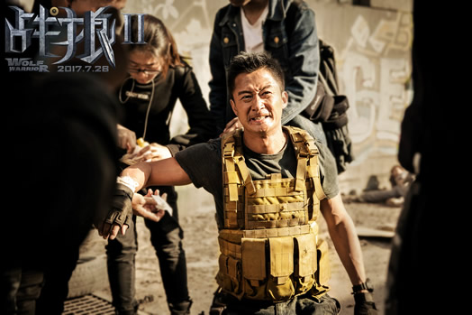 破47亿《战狼2》曝中美合作特辑 吴京:动作无国界 破47亿《战狼2》曝中美合作特辑 吴京:动作无国界