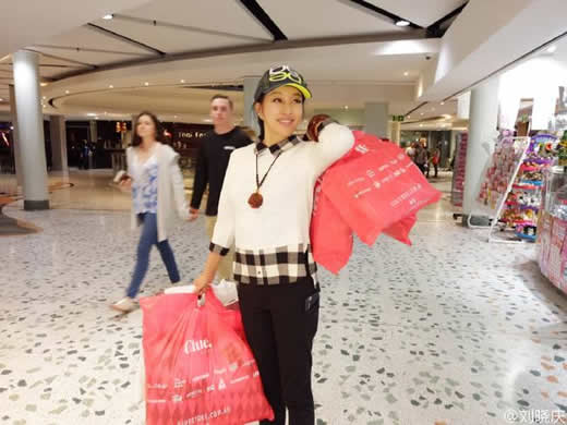 刘晓庆近照素颜照曝光：61岁刘晓庆罕见素颜出镜（图）