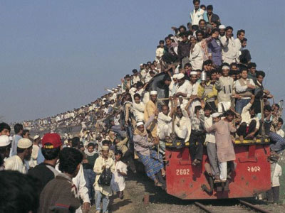 印度人凶猛挤火车场面震撼（组图）