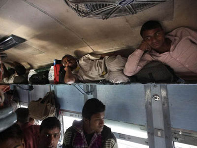 印度人凶猛挤火车场面震撼（组图）