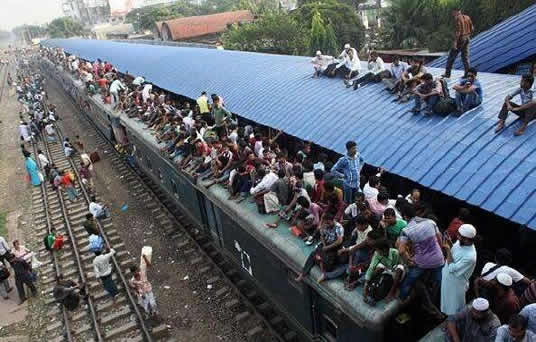 印度人凶猛挤火车场面震撼（组图）