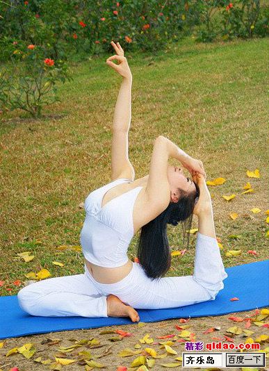 瑜伽基本动作十二式图片：美女示范瑜伽基本动作套图