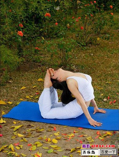 瑜伽基本动作十二式图片：美女示范瑜伽基本动作套图