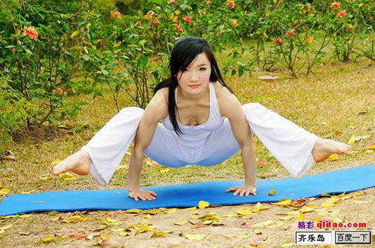 瑜伽基本动作十二式图片：美女示范瑜伽基本动作套图