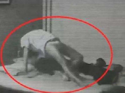 女子晚上睡不安稳监控拍到……（图）