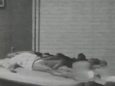 女子晚上睡不安稳监控拍到……（图）