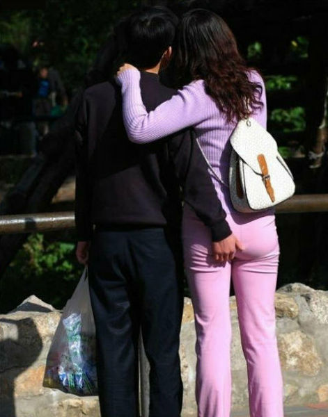 公共场所那些情侣们：公共场合情侣亲密瞬间画面