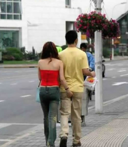 公共场所那些情侣们：公共场合情侣亲密瞬间画面