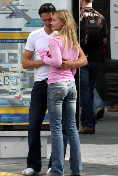 公共场所那些情侣们：公共场合情侣亲密瞬间画面