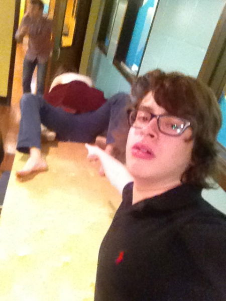 公共场所那些情侣们：公共场合情侣亲密瞬间画面