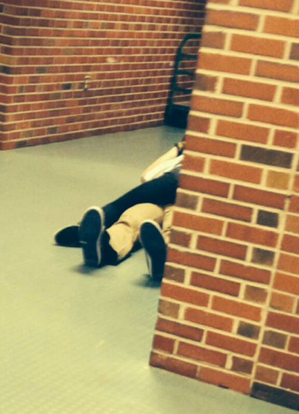 公共场所那些情侣们：公共场合情侣亲密瞬间画面