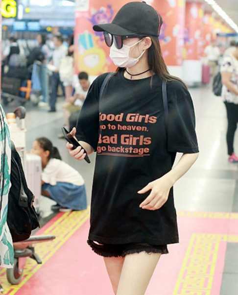 王丽坤现身机场：黑色T恤搭配黑色短裤（组图）