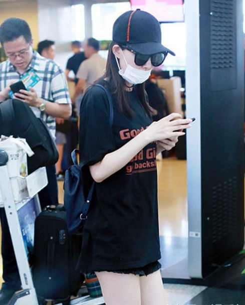 王丽坤现身机场：黑色T恤搭配黑色短裤（组图）