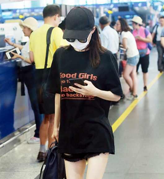 王丽坤现身机场：黑色T恤搭配黑色短裤（组图）