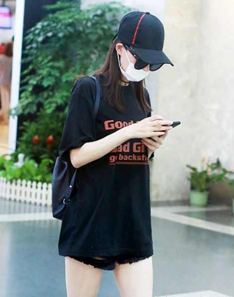 王丽坤现身机场：黑色T恤搭配黑色短裤（组图）