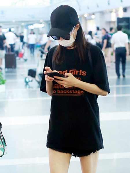 王丽坤现身机场：黑色T恤搭配黑色短裤（组图）