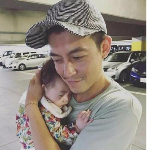 陈冠希变晒娃狂魔：陈冠希女儿呆萌可爱（图）