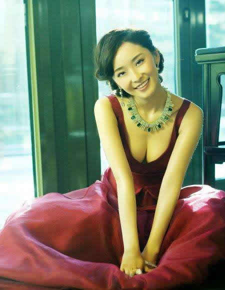 女星背后的神秘人，她背景最横（图）