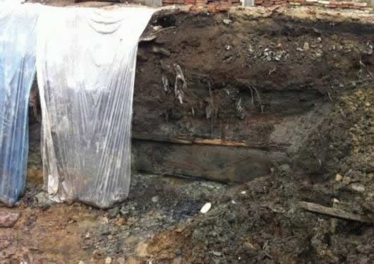 修厕所挖出棺材:大爷当场吓晕(图文) 修厕所挖出棺材:大爷当场吓晕(图文)