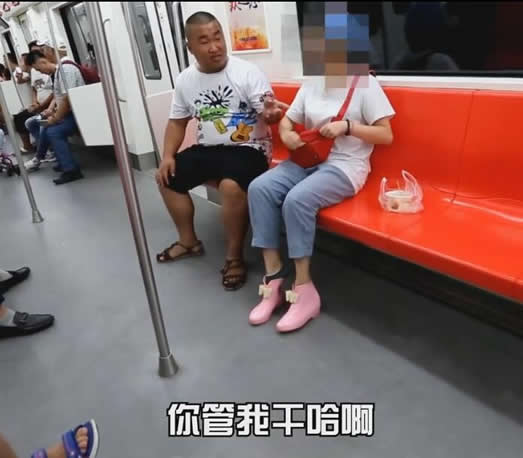 女子地铁上脱了鞋吃臭豆腐:乘客劝阻却被女子回怼 女子地铁上脱了鞋吃臭豆腐:乘客劝阻却被女子回怼