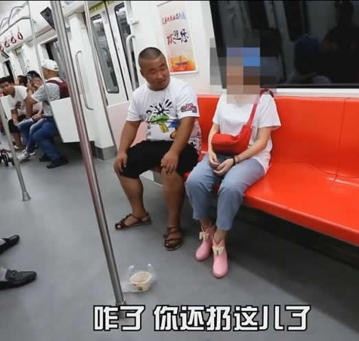 女子地铁上脱了鞋吃臭豆腐:乘客劝阻却被女子回怼 女子地铁上脱了鞋吃臭豆腐:乘客劝阻却被女子回怼