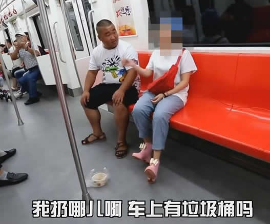 女子地铁上脱了鞋吃臭豆腐:乘客劝阻却被女子回怼 女子地铁上脱了鞋吃臭豆腐:乘客劝阻却被女子回怼