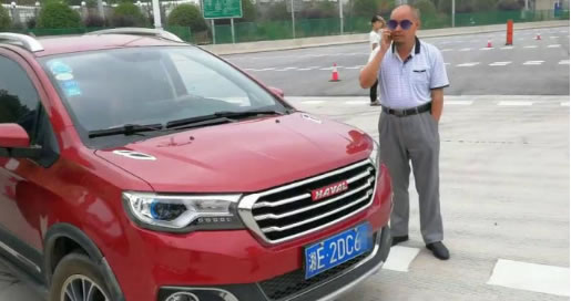 实拍老大爷无证上高速被扣:驾驶室的一幕惊呆交警 实拍老大爷无证上高速被扣:驾驶室的一幕惊呆交警