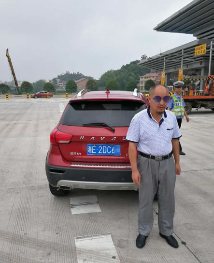 实拍老大爷无证上高速被扣:驾驶室的一幕惊呆交警 实拍老大爷无证上高速被扣:驾驶室的一幕惊呆交警