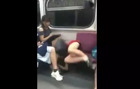 男子地铁偷拍美女 下幕大跌眼镜（组图）