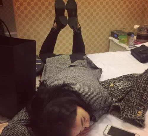 宋茜高难度睡姿:粉丝看了心疼(图) 宋茜高难度睡姿:粉丝看了心疼(图)