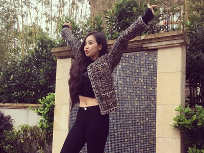 宋茜高难度睡姿:粉丝看了心疼(图) 宋茜高难度睡姿:粉丝看了心疼(图)