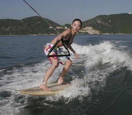 杨幂一字马：盘点女星绝技个个牛不凡（图）