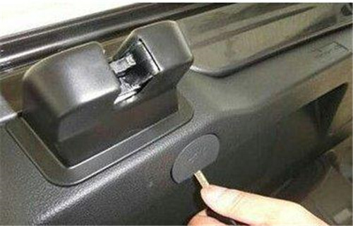 99%人不知车里这个逃生暗道（图解）