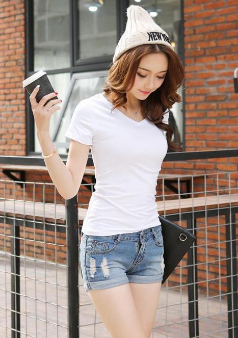 牛仔短裤搭配T恤示范图：清爽简单穿搭亮出大长腿