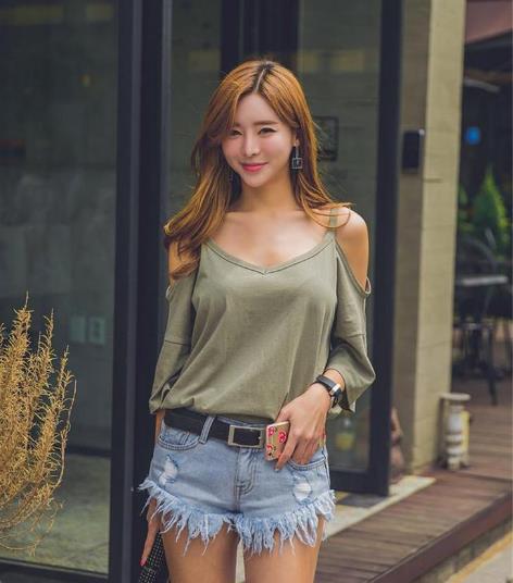 牛仔短裤搭配T恤示范图：清爽简单穿搭亮出大长腿