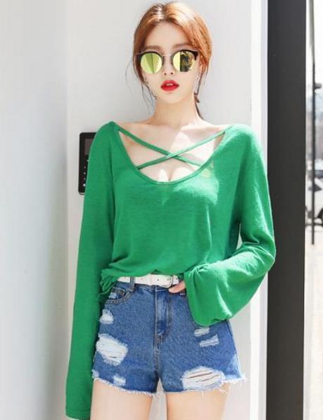 牛仔短裤搭配T恤示范图：清爽简单穿搭亮出大长腿