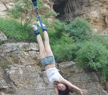 女子穿连衣裙蹦极下一秒太脸红（尴尬图）