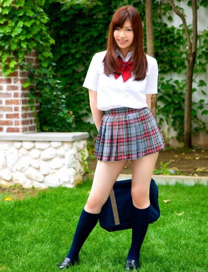 揭日本女生为何喜欢校服：日本女生校服最短图片