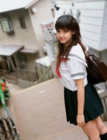 揭日本女生为何喜欢校服：日本女生校服最短图片