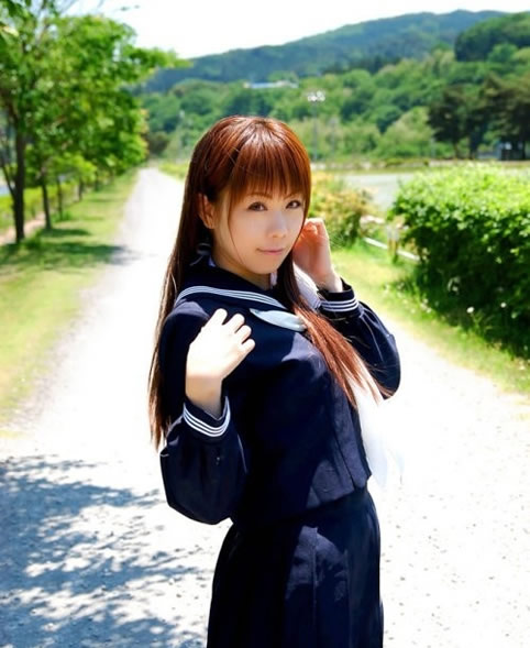 揭日本女生为何喜欢校服：日本女生校服最短图片