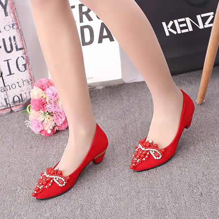 结婚新娘鞋要准备几双：结婚时候新鞋要买几双揭秘