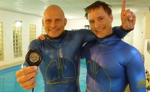 憋气世界纪录：水下憋气22分钟世界纪录【现场图】