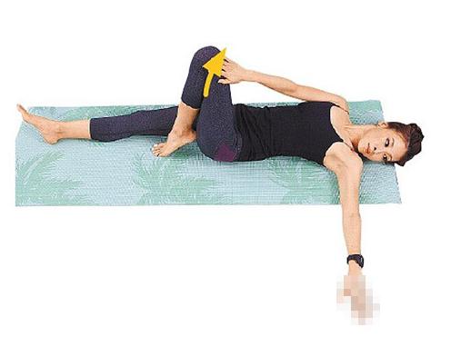 最简单的瑜伽瘦身动作：睡前瑜伽修身动作示意图