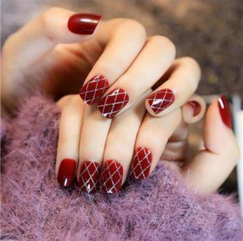 红色新娘美甲图片：新娘美甲款式2017红色美甲图案