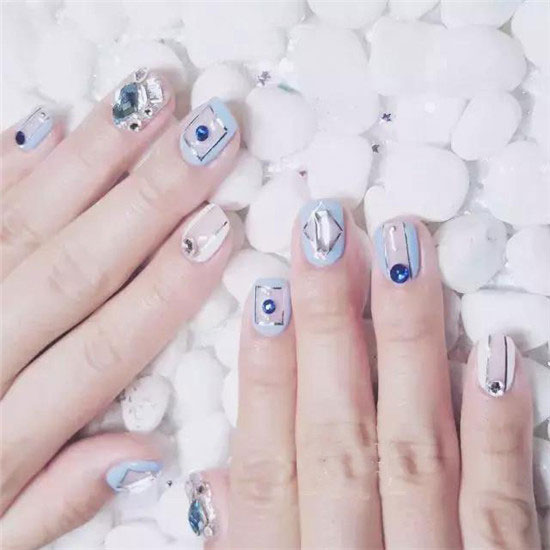 2017秋季美甲新款式：最新款美甲图片2017图案欣赏