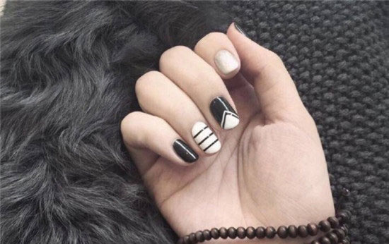 流行2017年黑白美甲图片：简约新款黑白色美甲图片