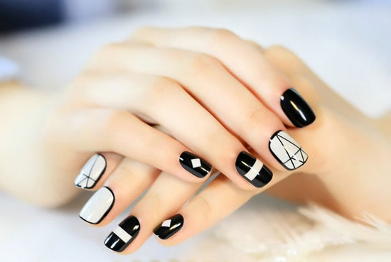 流行2017年黑白美甲图片：简约新款黑白色美甲图片
