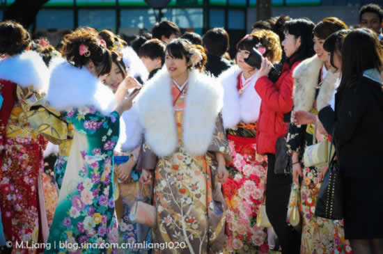 日本少女成人礼现场令世人惊讶：少女摇曳多姿（图）