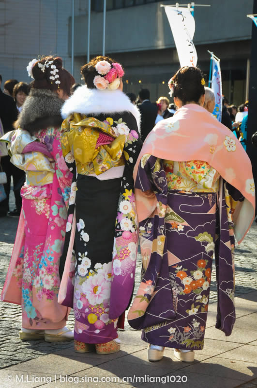 日本少女成人礼现场令世人惊讶：少女摇曳多姿（图）